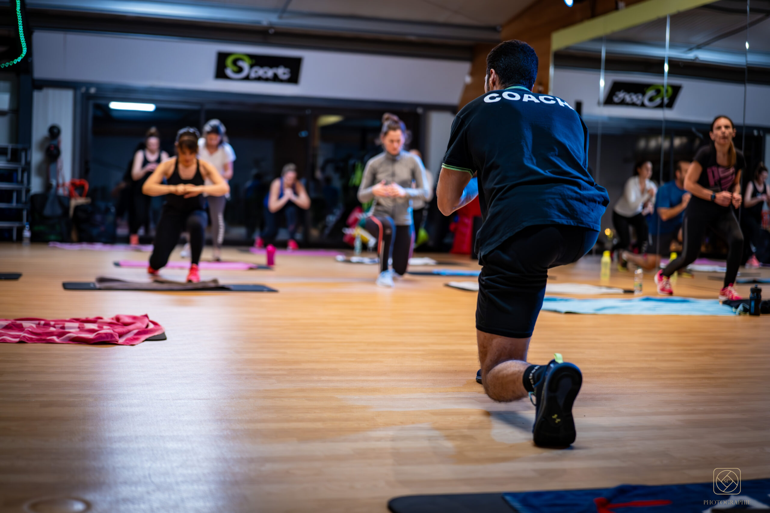 Cours collectif dynamique dans la salle de sport Sport Santé à Agen, avec des participants motivés